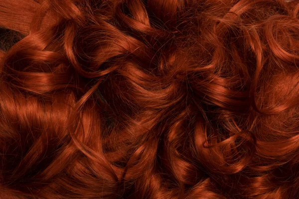 머리를 배경으로 곱슬머리붉은 — 스톡 사진