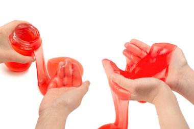 Beyaz ellerle izole edilmiş bir kadının elindeki kırmızı balçık oyuncağı. Üst görünüm. 
