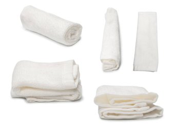 Beyaz arka planda izole edilmiş beyaz pamuklu havlu. Spa ve tatil köyü. 