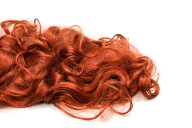 Beyaz arka planda izole edilmiş kızıl saçlı. Kıvırcık kızıl saçlar.  