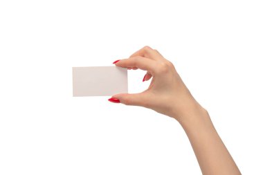 Beyaz arka planda kırmızı tırnaklı boş bir kart. Boşluğu kopyala. 