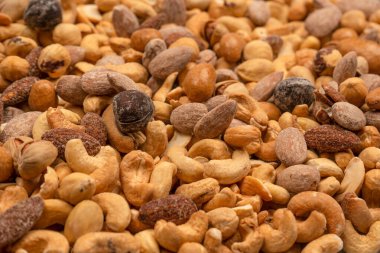 Lezzetli tuzlu fındık karışımı. Bir grup badem, fıstık, ceviz, macadamia, kaju..