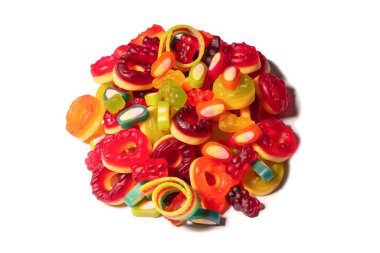 Renkli sakızlı şekerler. Üst Manzara. Jöleli çörekler. Jelibon. Beyaz bir arkaplanda izole edilmiş. 