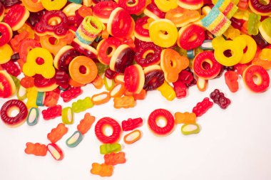 Renkli sakızlı şekerler. Üst Manzara. Jöleli çörekler. Jelibon. Beyaz bir arkaplanda izole edilmiş. 