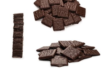 Beyaz arka planda izole edilmiş siyah çikolata şekerleri.. 