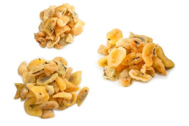 Kurumuş tutku meyvesi beyaz arka planda izole edilmiş. Üst görünüm. 