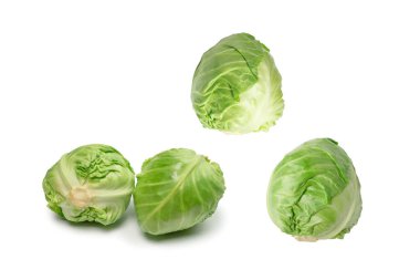 Beyaz arka planda izole edilmiş taze yeşil lahana. 