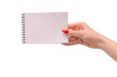 Kırmızı tırnaklı kadınların elinde boş beyaz kağıt olan bir defter. Boşluğu kopyala. 