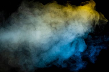 Siyah arka planda mavi ve sarı buhar. Boşluğu kopyala.