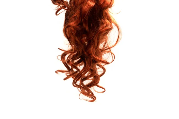 白い背景に赤い髪が隔離されています カールレッドの髪 — ストック写真
