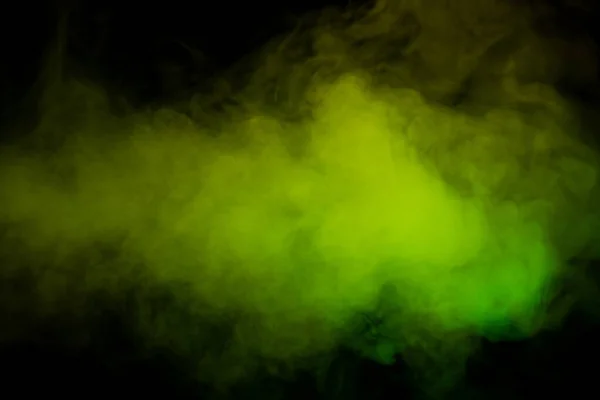 黑色背景上的黄色和绿色蒸汽 复制空间 — 图库照片