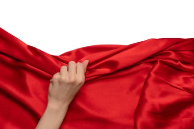 Kırmızı tırnaklı bir kadının eli kırmızı ipek kumaşı yırtmaya çalışıyor.. 