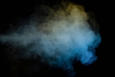 Siyah arka planda mavi ve sarı buhar. Boşluğu kopyala.