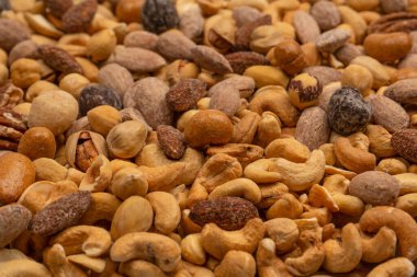 Lezzetli tuzlu fındık karışımı. Bir grup badem, fıstık, ceviz, macadamia, kaju..