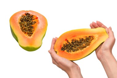 Papaya meyvesi beyaz arka planda izole bir şekilde kadınların elinde. Tropik meyve. Yarım papaya.. 