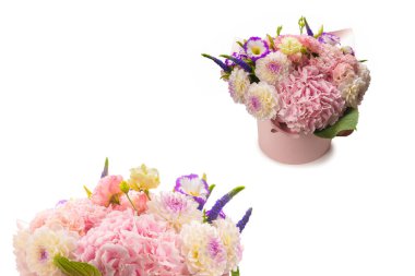 Beyaz arka planda izole edilmiş pembe bir kutuda pembe ve mor çiçek demeti.. 