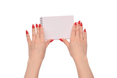 Kırmızı tırnaklı kadınların elinde boş beyaz kağıt olan bir defter. Boşluğu kopyala. 
