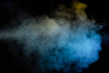 Siyah arka planda mavi ve sarı buhar. Boşluğu kopyala.