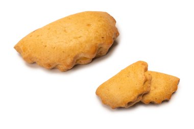 Beyaz arka planda izole edilmiş süzme peynirli tatlı hamur işi.