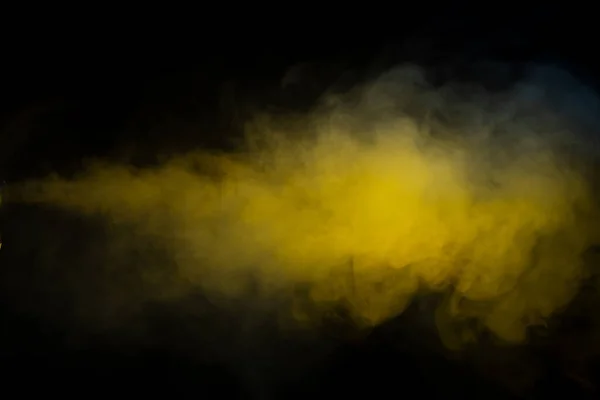 黑色背景上的黄色蒸汽复制空间 — 图库照片