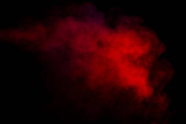 Siyah arka planda turuncu ve kırmızı buhar. Boşluğu kopyala.