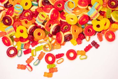 Renkli sakızlı şekerler. Üst Manzara. Jöleli çörekler. Jelibon. Beyaz bir arkaplanda izole edilmiş. 