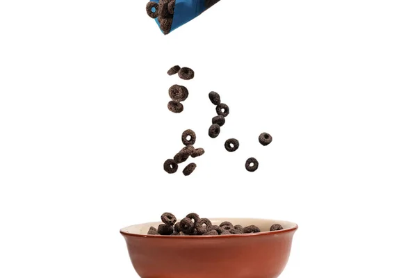 Anéis Chocolate Cereal Derramar Uma Tigela Pequeno Almoço Isolado Sobre — Fotografia de Stock