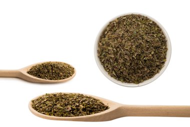 Beyaz arka planda izole edilmiş tahta kaşıkta Oregano baharatı.. 