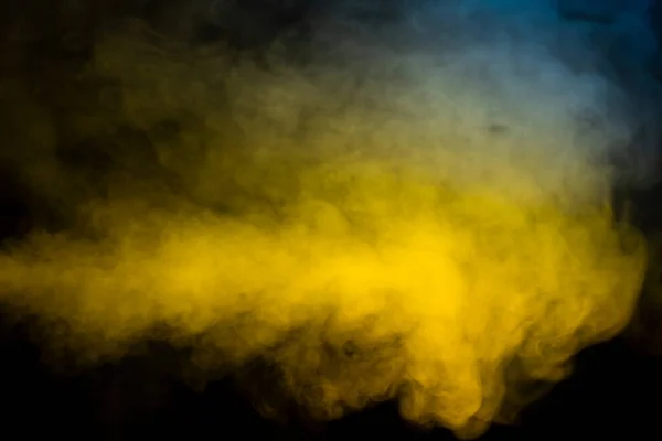 黑色背景上的蓝色和黄色蒸汽 复制空间 — 图库照片