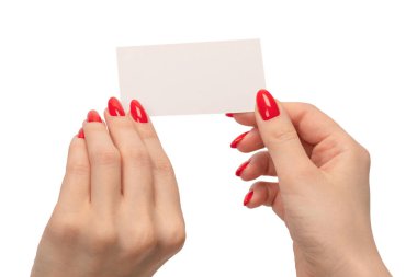 Beyaz arka planda kırmızı tırnaklı boş bir kart. Boşluğu kopyala. 