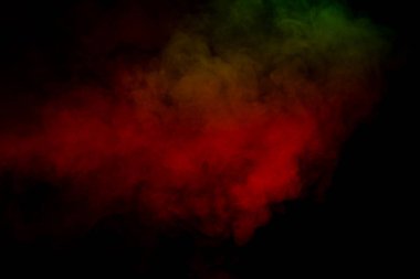 Siyah arka planda turuncu ve kırmızı buhar. Boşluğu kopyala.