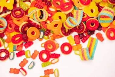 Renkli sakızlı şekerler. Üst Manzara. Jöleli çörekler. Jelibon. Beyaz bir arkaplanda izole edilmiş. 