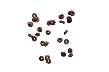 Çikolata halkaları gevrekleri bir kaseye dökülür. Kahvaltıda. Beyaz bir arkaplanda izole edilmiş. 