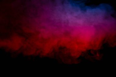 Siyah arka planda mor ve mavi buhar. Boşluğu kopyala.