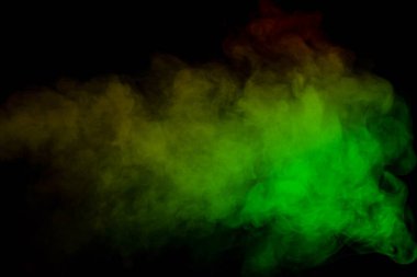 Siyah arka planda kırmızı ve yeşil buhar. Boşluğu kopyala.