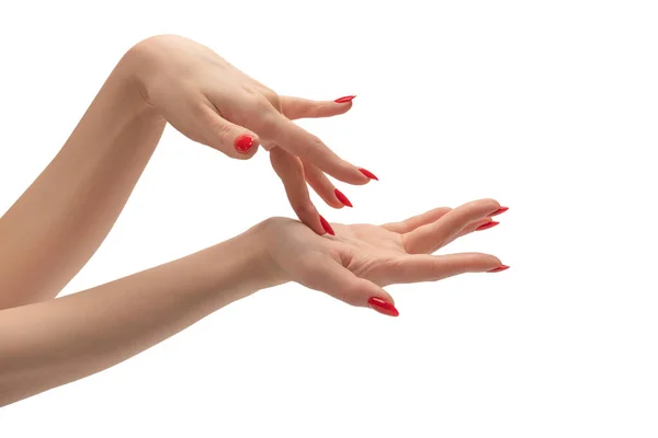 Beyaz Arka Planda Kırmızı Tırnaklı Kadın Elleri Kırmızı Oje — Stok fotoğraf