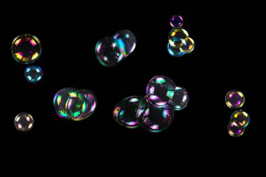 Sabun köpükleri siyah arka planda izole edilmiş. Boşluğu kopyala. 