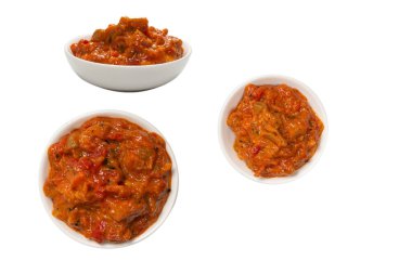 Beyaz arka planda izole edilmiş bir kasede sebze güveci.. 