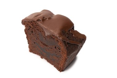 Beyaz arka planda izole edilmiş lezzetli çikolatalı pasta.. 