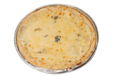 Beyaz arka planda dört peynirli pizza.. 