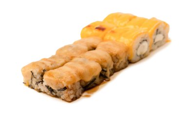 Beyaz arka planda izole edilmiş krem peynirli suşi.. 