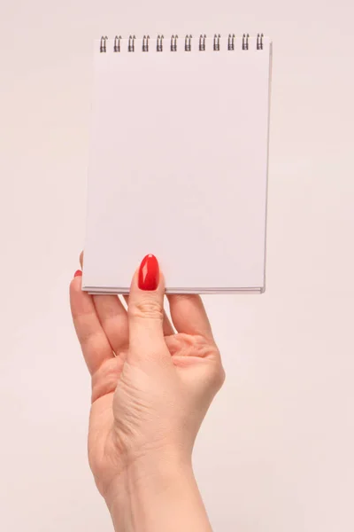 Zápisník Prázdným Bílým Papírem Ženských Rukou Červenými Nehty Kopírovat Prostor — Stock fotografie