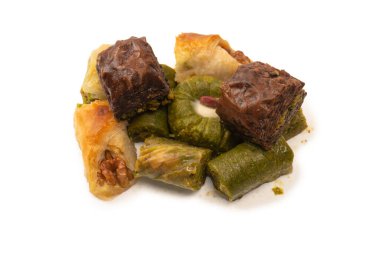 Türk şam fıstıklı baklavası beyaz arka planda izole edilmiş. Türkçe tatlı baklava çeşitleri. Ceviz baklavası.