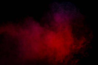 Siyah arka planda turuncu ve kırmızı buhar. Boşluğu kopyala.