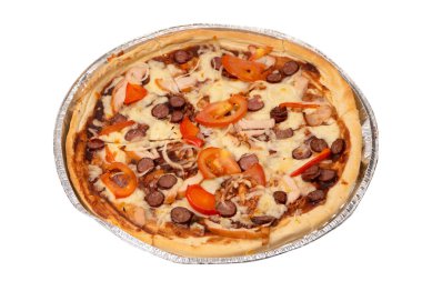 Salamlı, sosisli, peynirli, soğanlı ve soslu lezzetli pizza. Beyaz bir arkaplanda izole edilmiş.