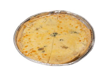 Beyaz arka planda dört peynirli pizza.. 