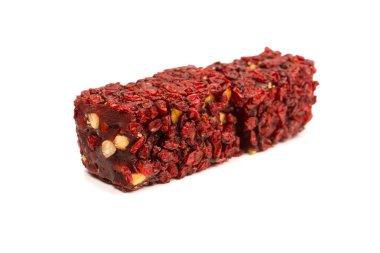 Nar ve fındıklı tatlı rulo, Türk tatlıları. Türk rahat beyaz zemin üzerinde izole.