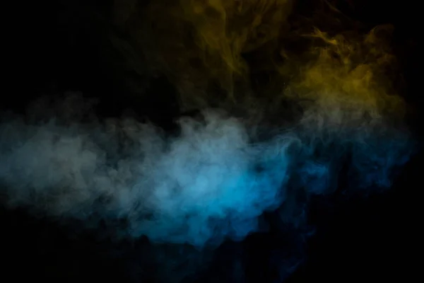 黑色背景上的蓝色和黄色蒸汽 复制空间 — 图库照片