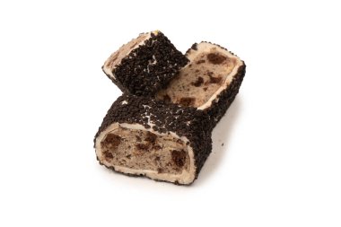 Çikolata ve fındıklı tatlı rulo, Türk tatlıları. Türk rahat beyaz zemin üzerinde izole. 