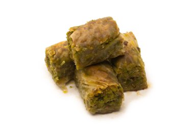 Türk fıstıklı baklavası beyaz zemin üzerinde izole edilmiş. 